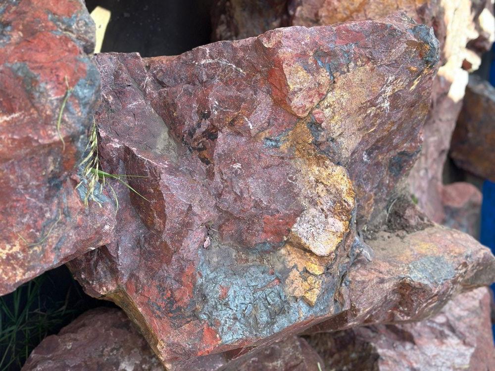 Камни для ландшафтного дизайна красно-фиолетовые 10-60 килограмм купить в Верхотурье