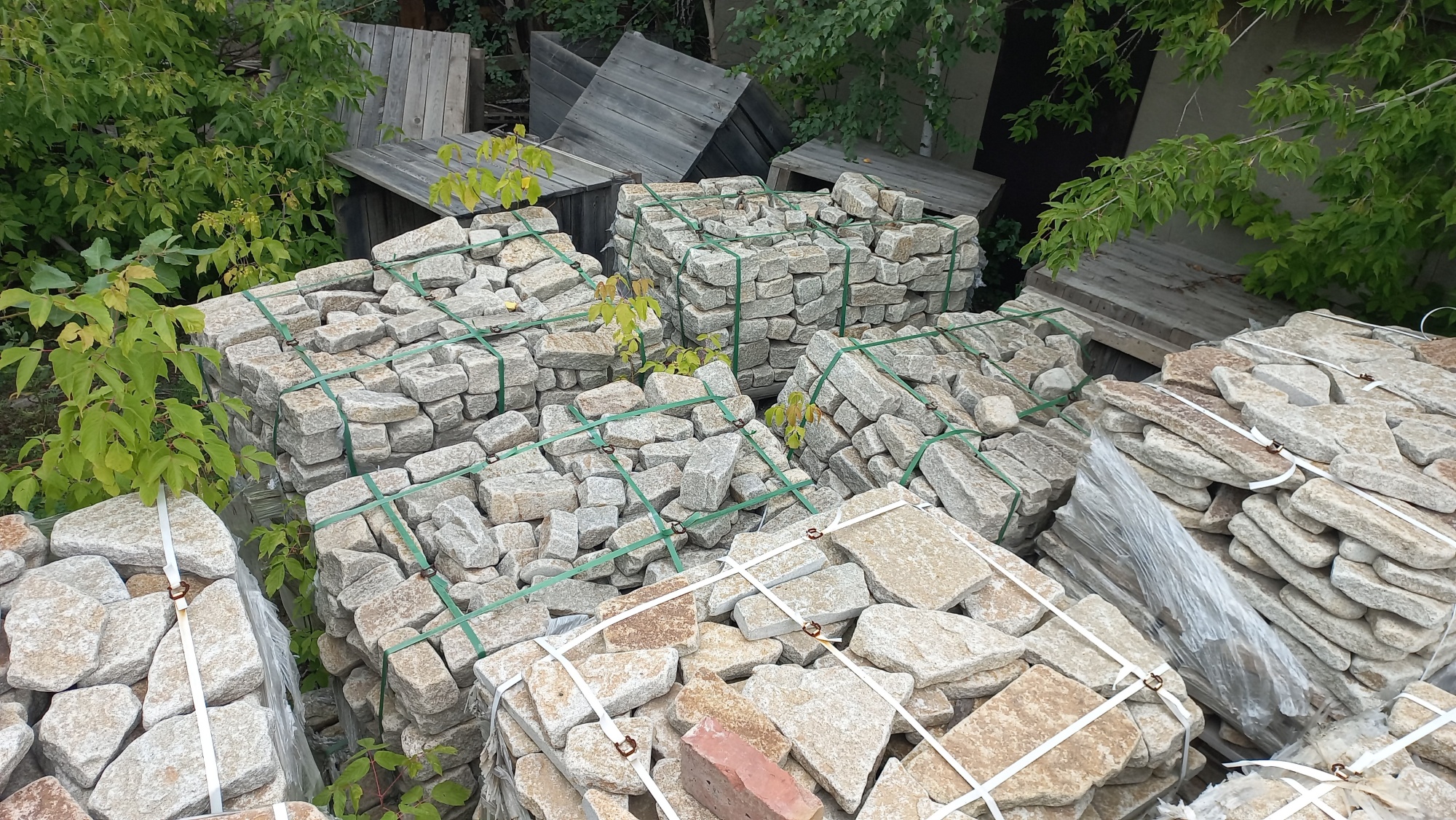 Плитняк галтованный гранитный для ландшафтного дизайна купить в Верхотурье