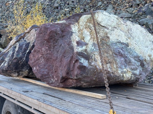 Огромные красно-фиолетовые валуны для ландшафтного дизайна весом более 5 тонн купить в Верхотурье