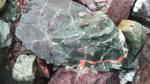 Гигантские зелёные валуны для ландшафтного дизайна весом более 5 тонн купить в Верхотурье