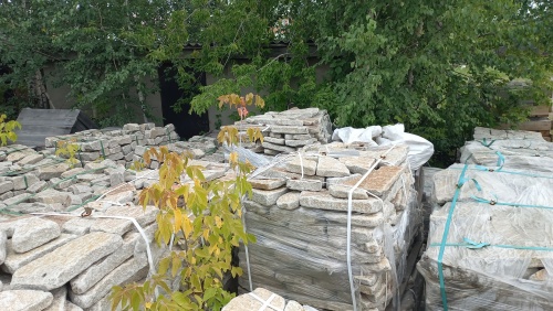 Плитняк галтованный гранитный для ландшафтного дизайна купить в Верхотурье