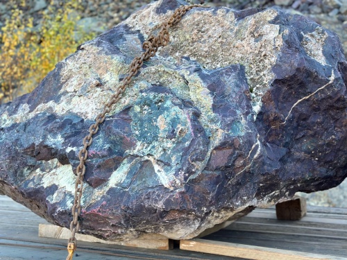 Огромные красно-фиолетовые валуны для ландшафтного дизайна весом более 5 тонн купить в Верхотурье