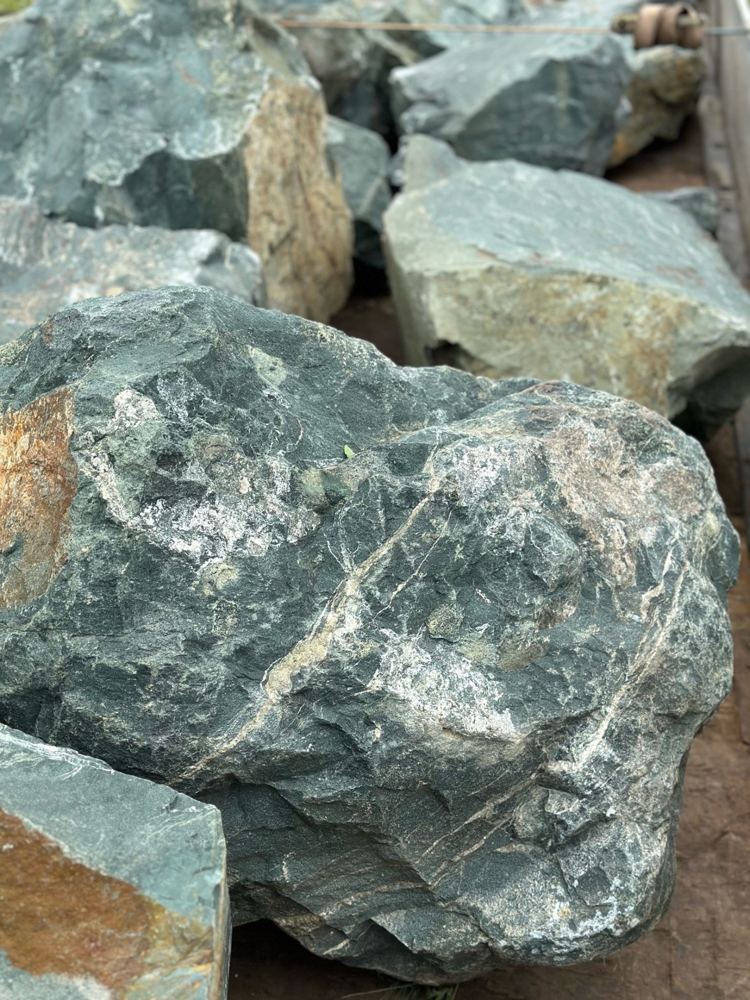 Камни для ландшафтного дизайна зелёные 10-60 килограмм купить в Верхотурье