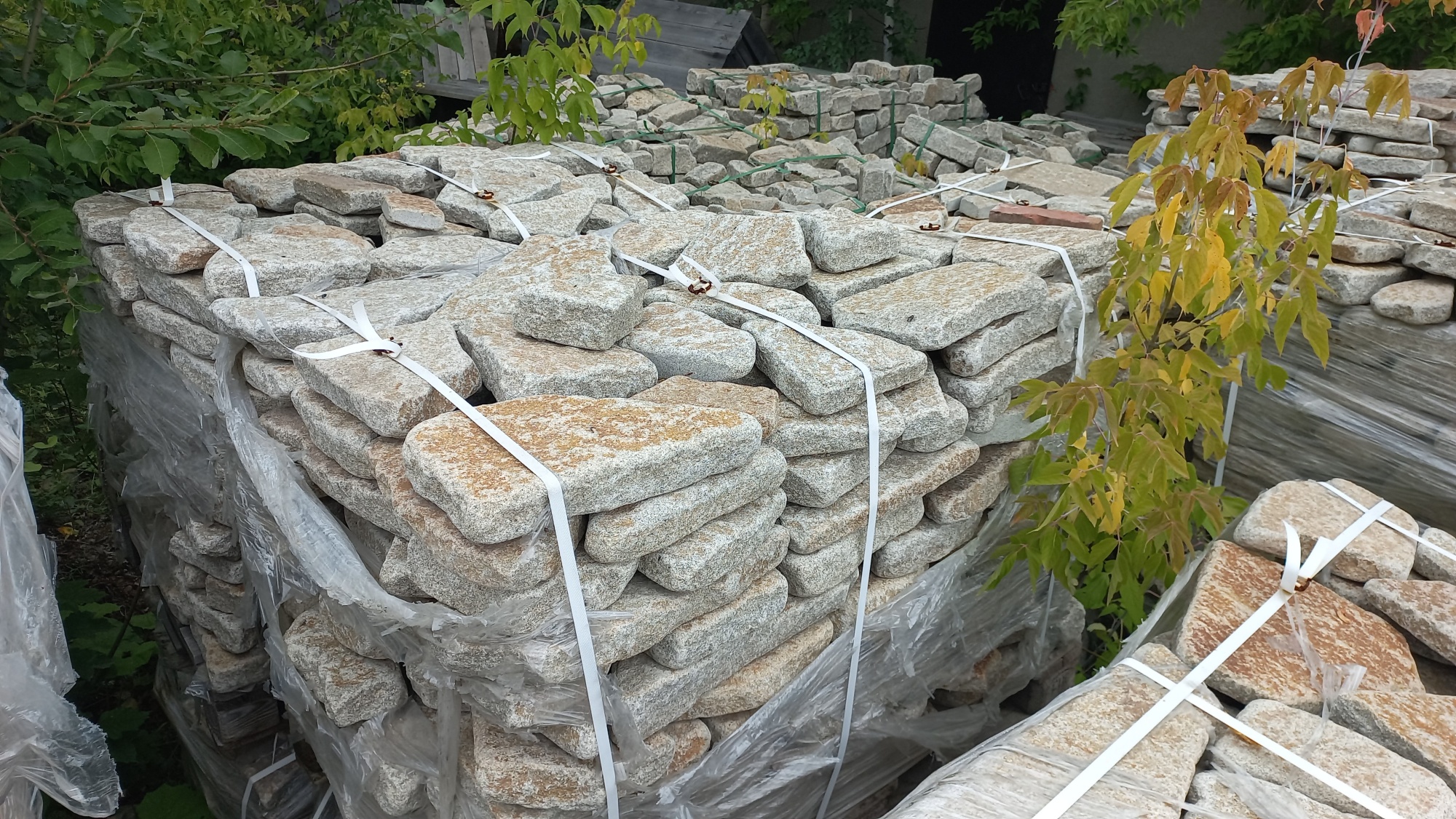 Плитняк галтованный гранитный для ландшафтного дизайна купить в Верхотурье