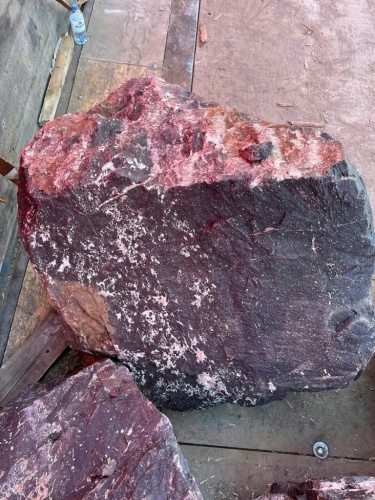 Камни для ландшафтного дизайна красно-фиолетовые 10-60 килограмм купить в Верхотурье