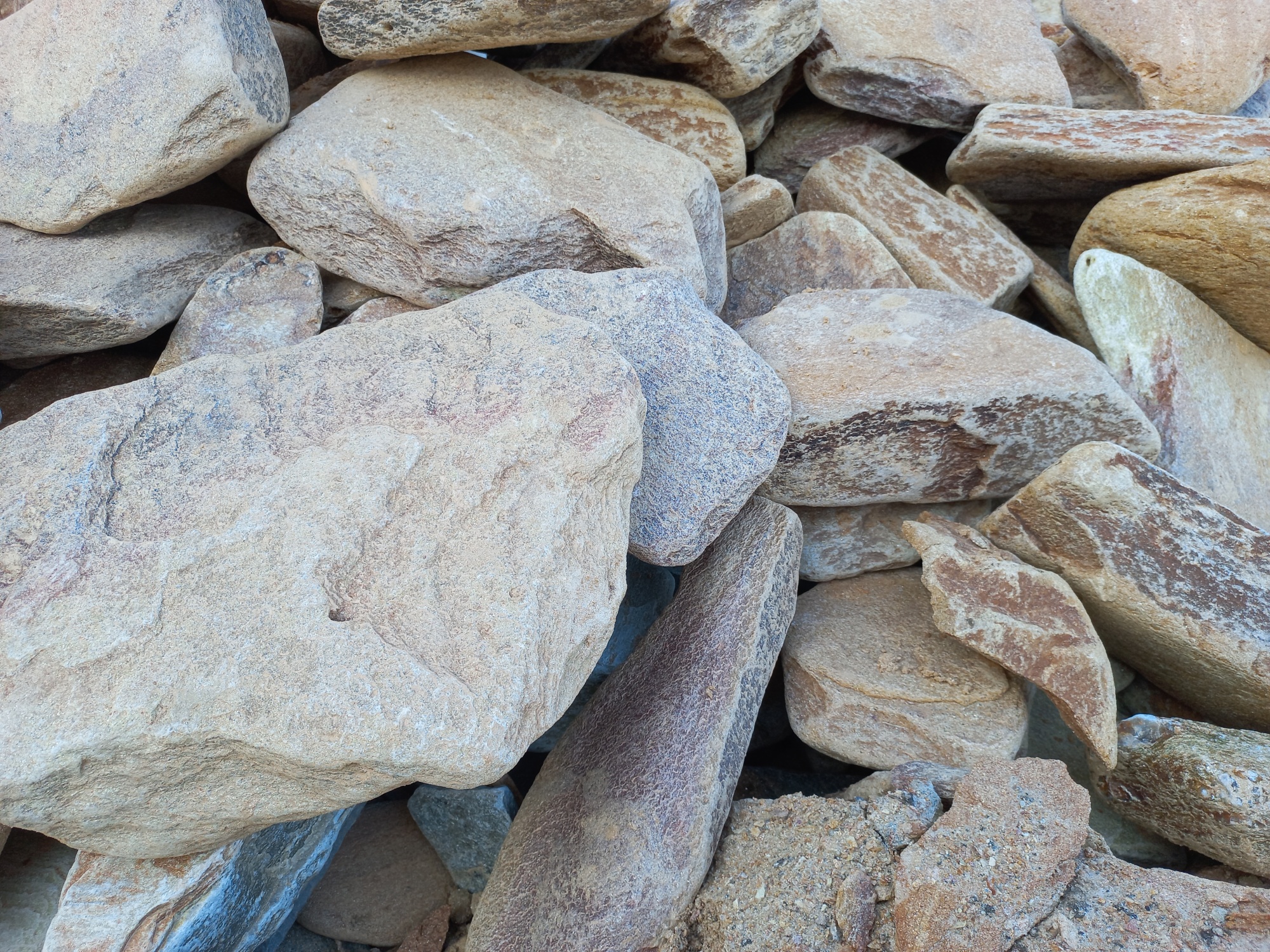 Златолит жёлтый, жёлто-зелёный глыбки и валуны для ланшафтного дизайна купить в Верхотурье