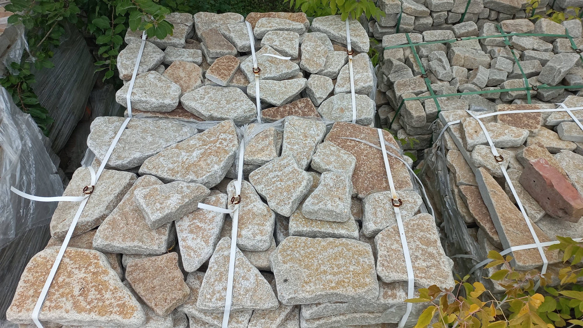 Гранитный плитняк галтованный для мощения купить в Верхотурье