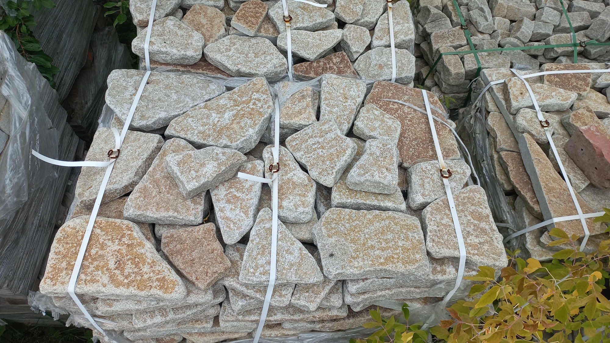 Плитняк галтованный гранитный для ландшафтного дизайна купить в Верхотурье