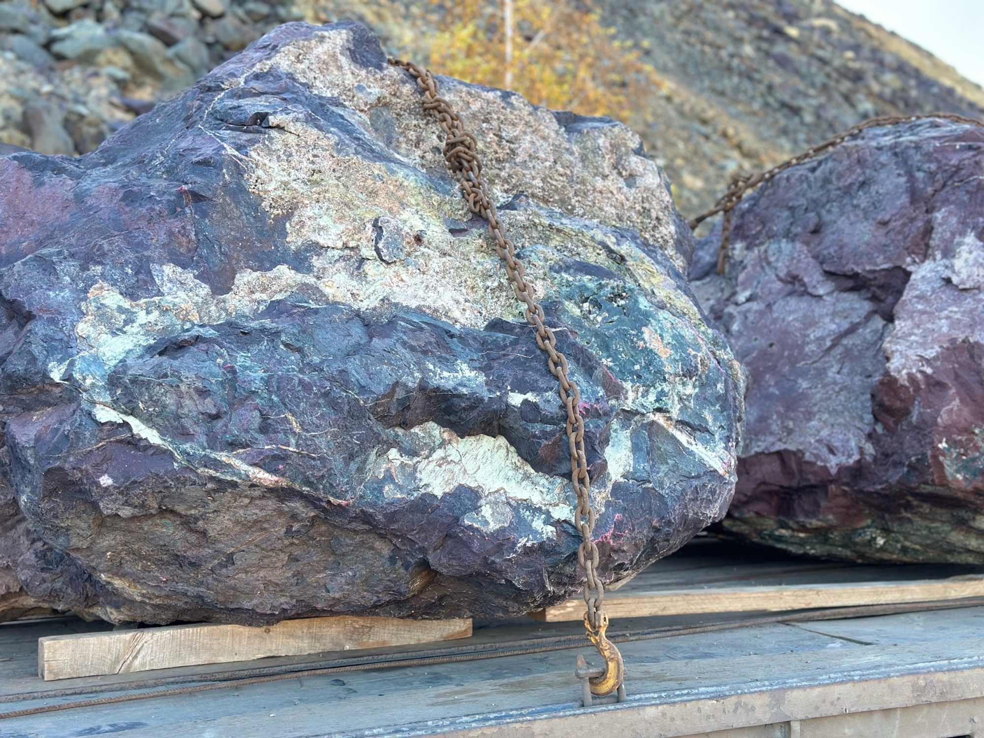 Огромные красно-фиолетовые валуны для ландшафтного дизайна весом более 5 тонн купить в Верхотурье