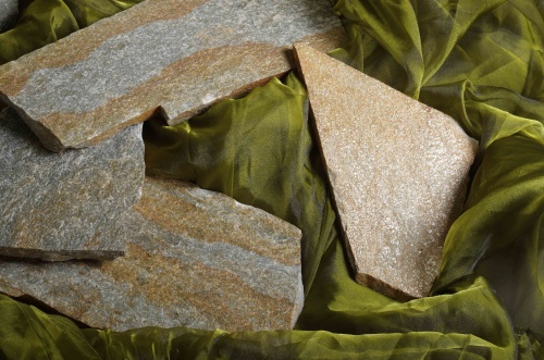 Плитняк златолит Уральский для цоколя, отмостки купить в Верхотурье