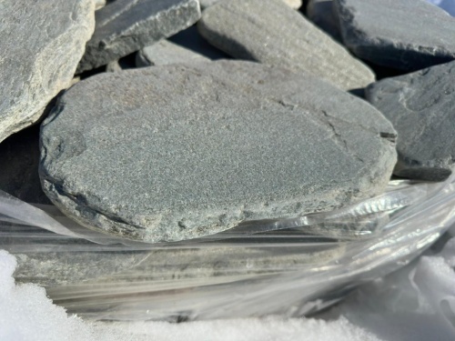 Плитняк златолит зелёный галтованный для мощения на бетон купить в Верхотурье